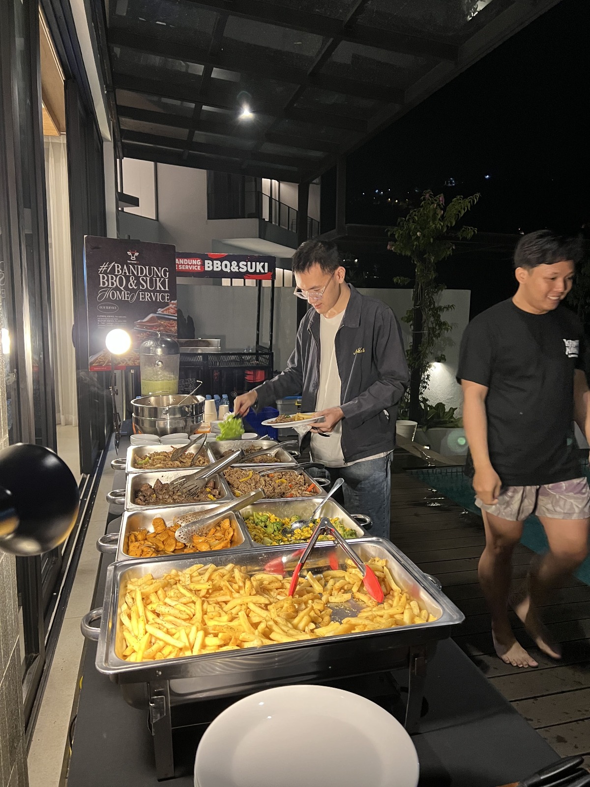 Catering Service BBQ di Beverly Hill Mountain View Villa Catering Service BBQ di Beverly Hill Mountain View Villa