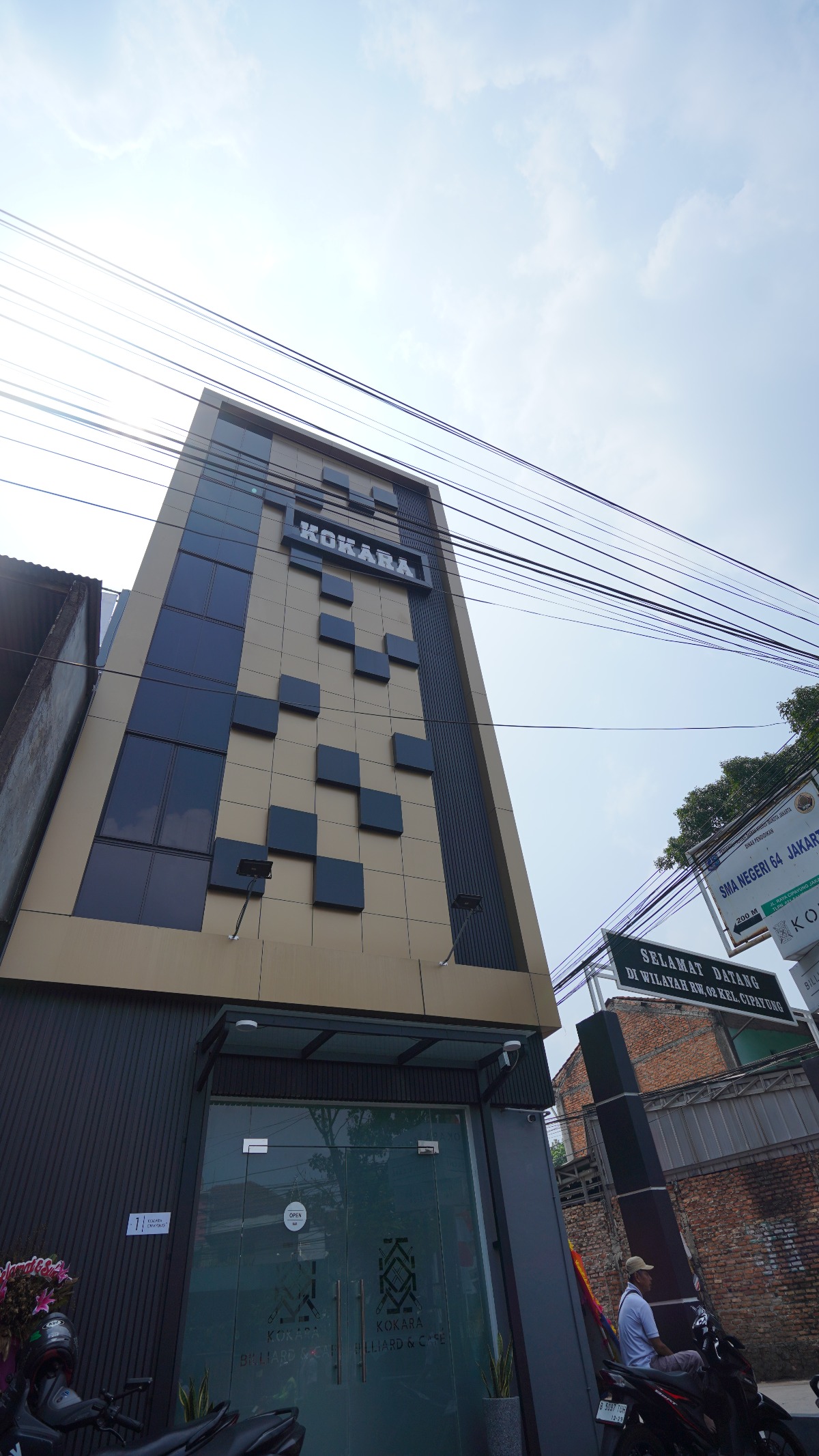 Lift 4 Lantai dengan Glass Door ini kini hadir di Kokara Billiard & Cafe, Cipayung! Lift 4 Lantai dengan Glass Door ini kini hadir di Kokara Billiard & Cafe, Cipayung!