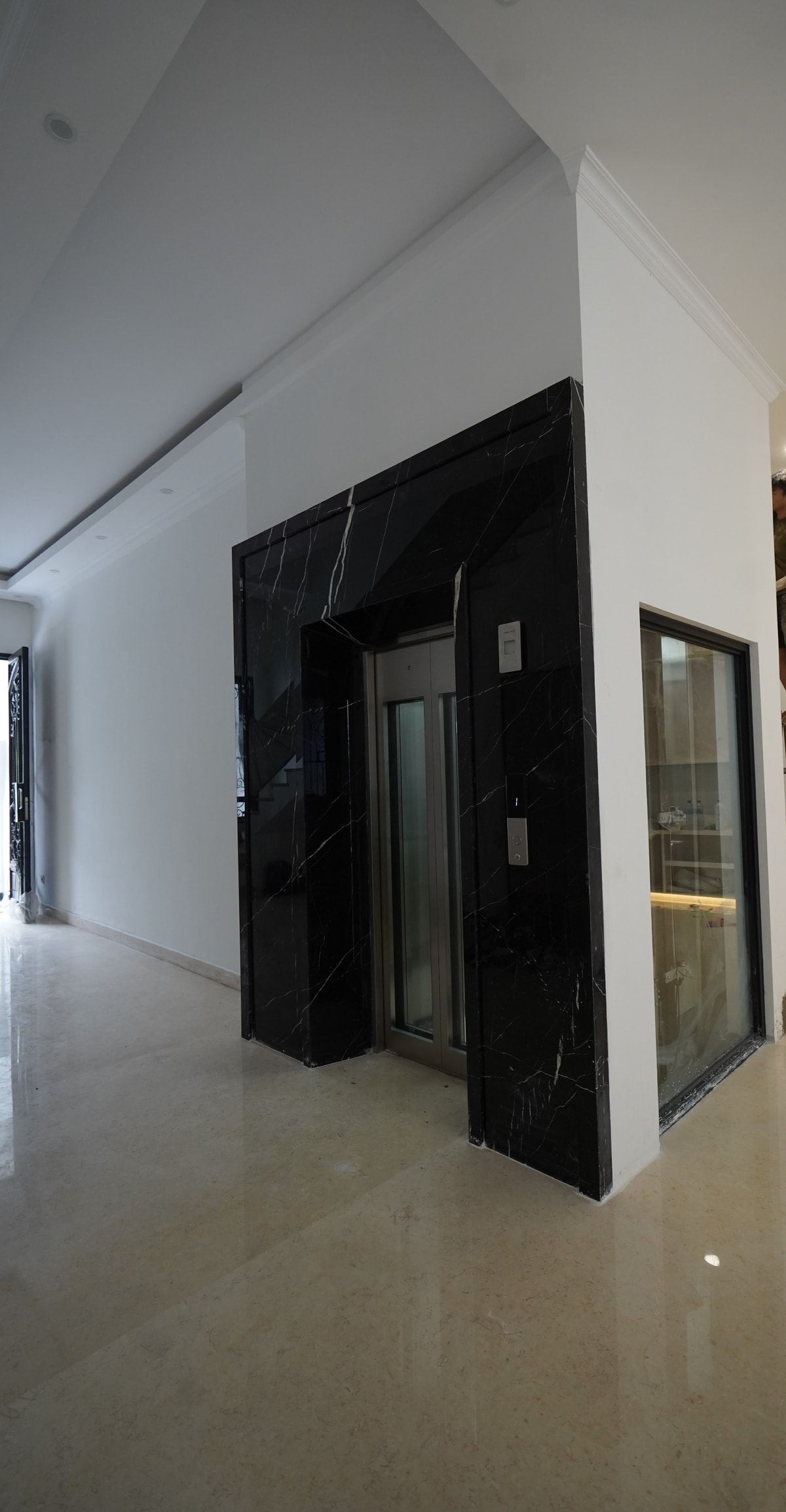 Lift Pintu Kaca Yang Nyaman & Aman di Cendana Golf PIK! Lift Pintu Kaca Yang Nyaman & Aman di Cendana Golf PIK!