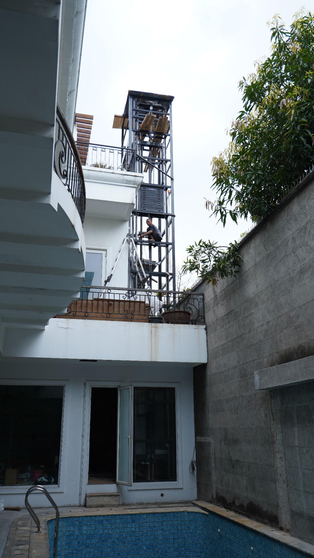 Proses Instalasi Lift Panoramic di Pakubuwono, Jakarta Selatan Proses Instalasi Lift Panoramic di Pakubuwono, Jakarta Selatan