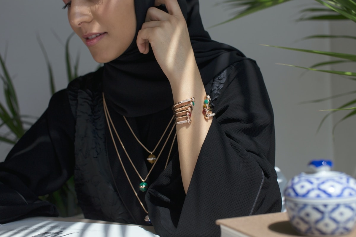 5 Aksesoris yang Cocok untuk Wanita Berhijab Plus Tips Mix & Match-nya 5 Aksesoris yang Cocok untuk Wanita Berhijab Plus Tips Mix & Match-nya