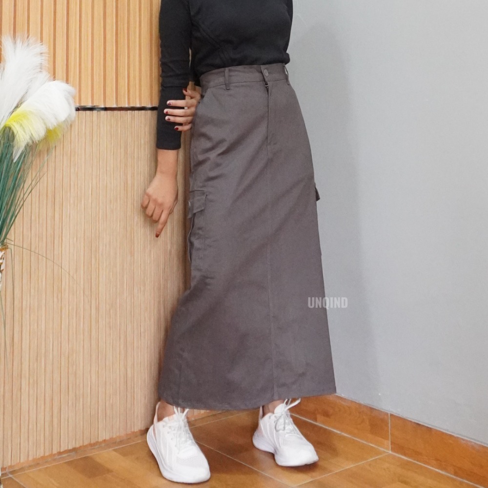 Desain dengan detail minimalis dan pilihan warna netral menjadikan rok ini serbaguna, cocok untuk berbagai kesempatan, baik formal maupun kasual, 
Rok ini tidak hanya menawarkan tampilan yang menawan tetapi juga memberikan keseimbangan antara fungsionalitas dan gaya dalam satu pakaian.