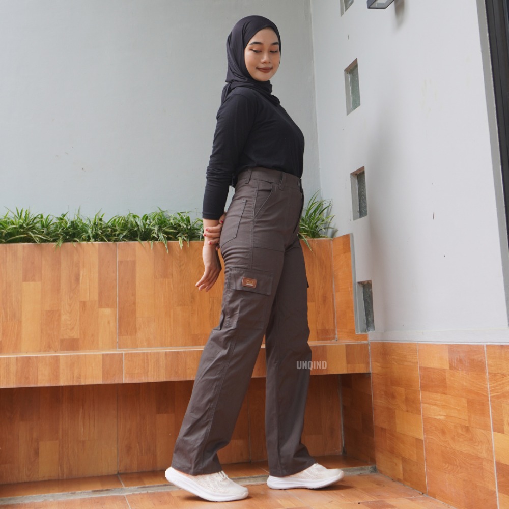 Highwaist Celana Cargo dengan desain yang keren dan ga bikin bosen kini hadir dengan tampilan yang lebih kekinian dengan model highwaist yang bikin kamu keliatan lebih jenjang dan tinggi