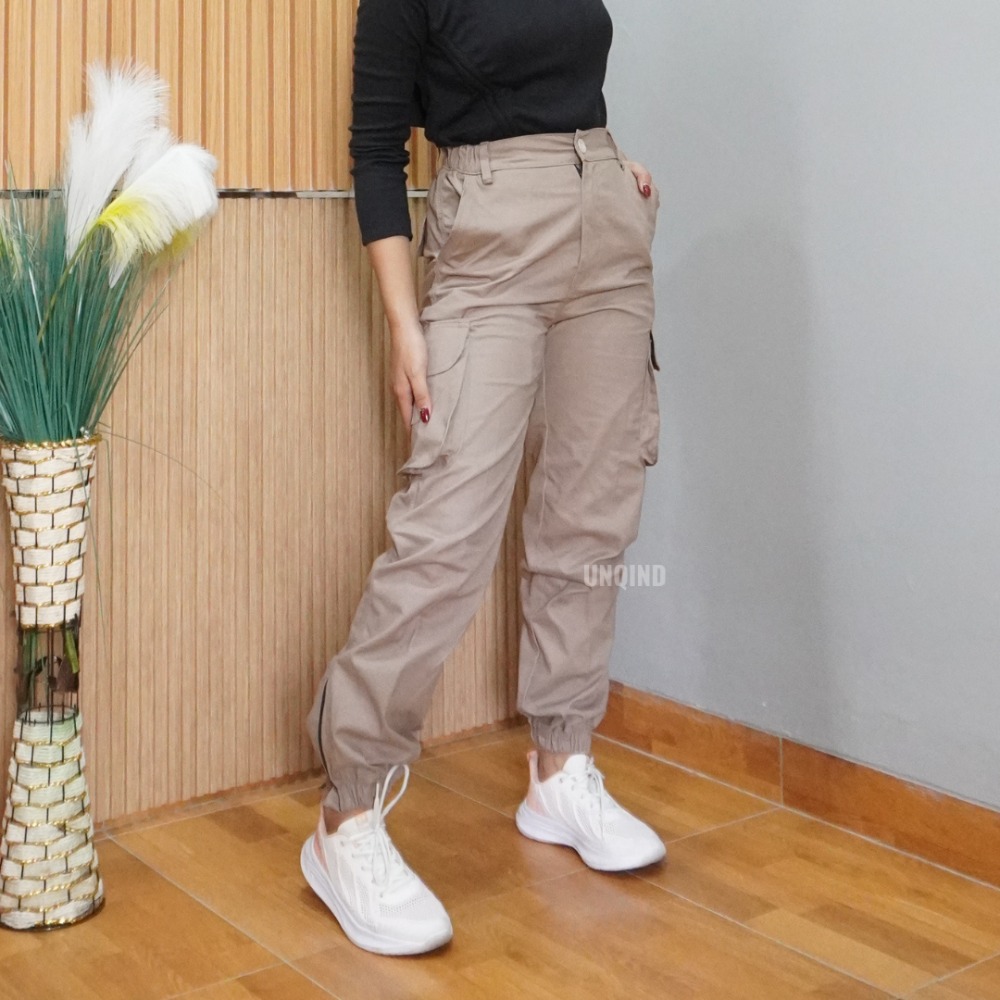 Dengan Material : Katun twill premium
Sangat nyaman di gunakan, tidak panas, dan comfortable banget untuk digunakan sehari hari  .
Terdapat karet pada bagian pinggang , sehingga bisa disesuaikan besar kecilnya ukuran pinggang.