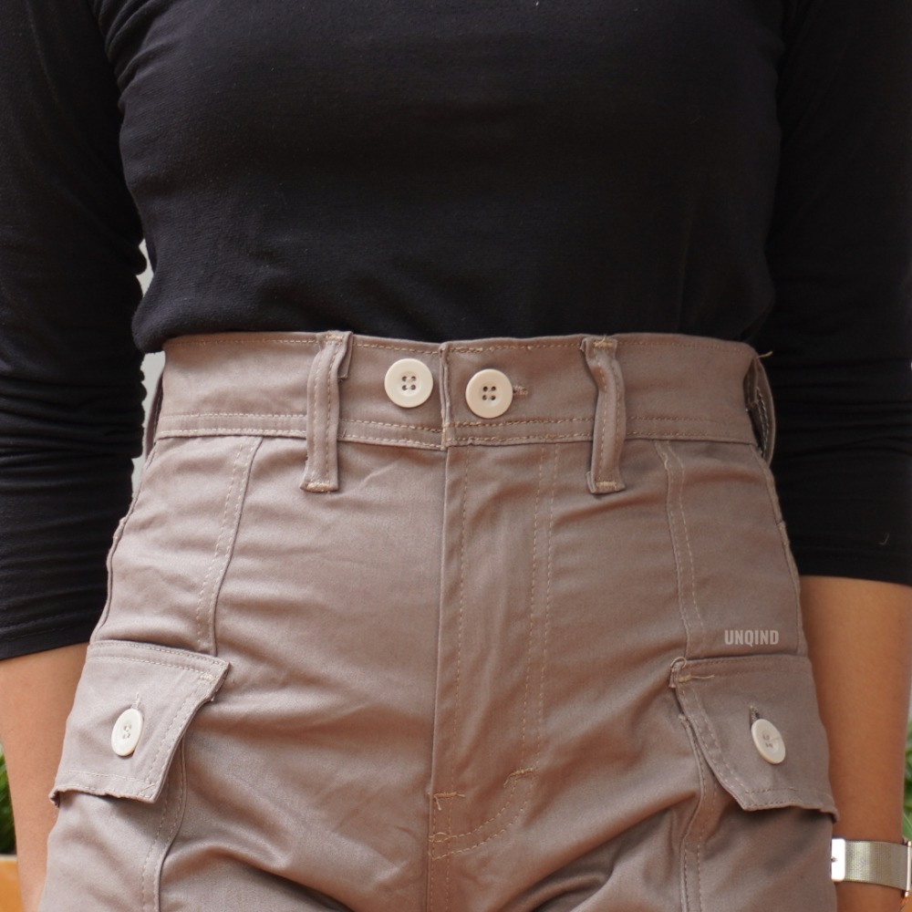 Highwaist Celana Cargo dengan desain yang keren dan ga bikin bosen kini hadir dengan tampilan yang lebih kekinian dengan model highwaist yang bikin kamu keliatan lebih jenjang dan tinggi