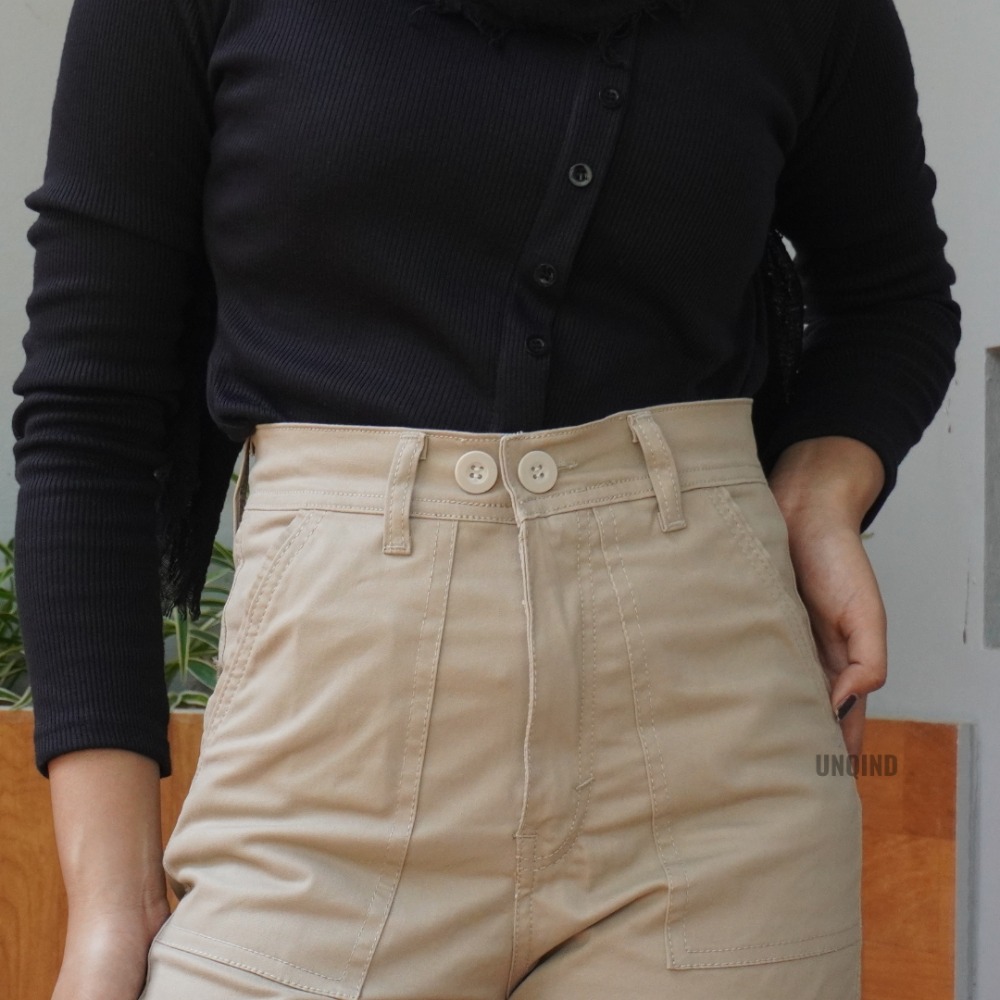 Highwaist Celana Cargo dengan desain yang keren dan ga bikin bosen kini hadir dengan tampilan yang lebih kekinian dengan model highwaist yang bikin kamu keliatan lebih jenjang dan tinggi