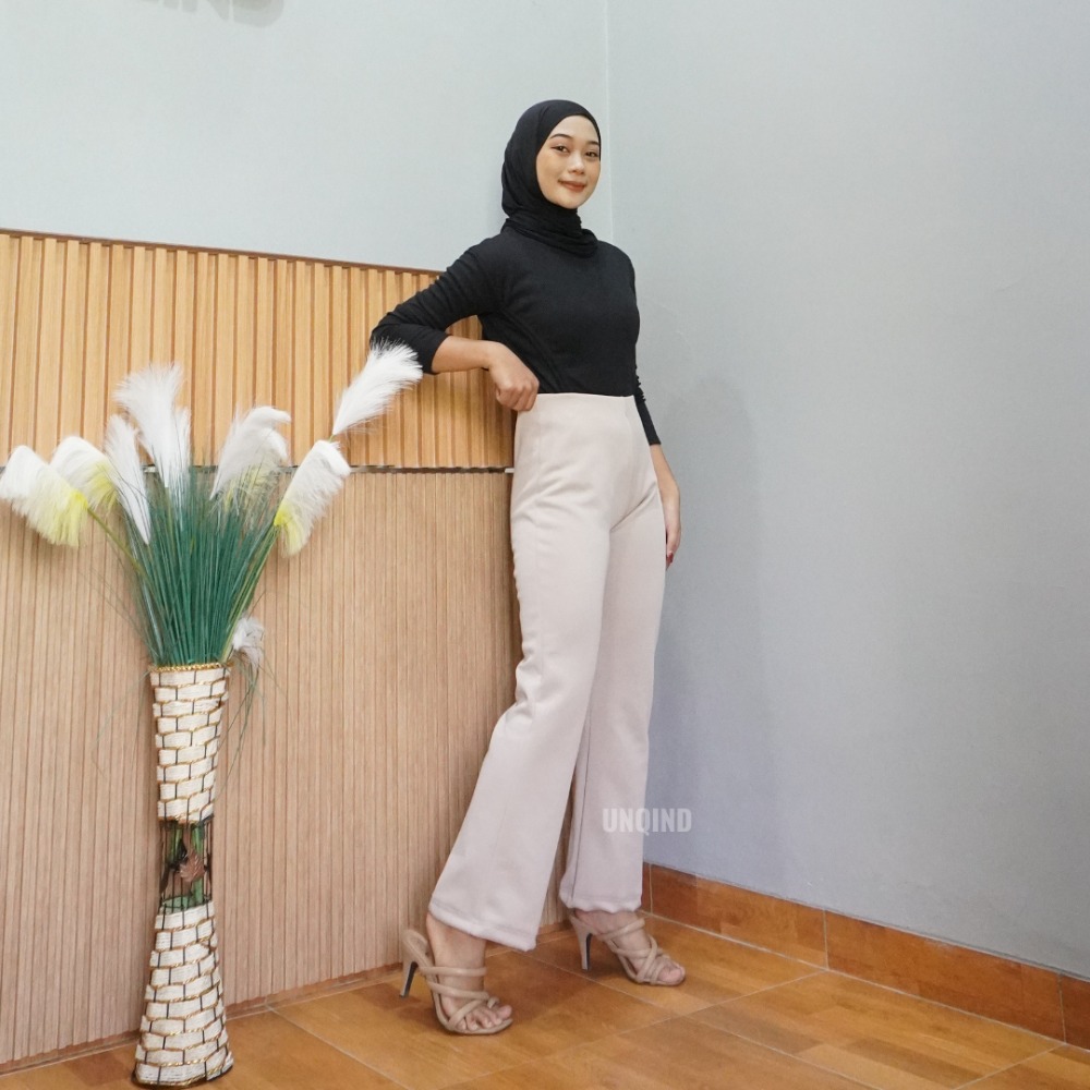koleksi terbaru uniquee ini cocok banget buat kamu yang suka pakai outfit lucu dan kekinian buat nambahin koleksi outfit hangout kamu,pilihan warna netral yang bisa kamu mix and match dengan berbagai atasan dan pilihan warna