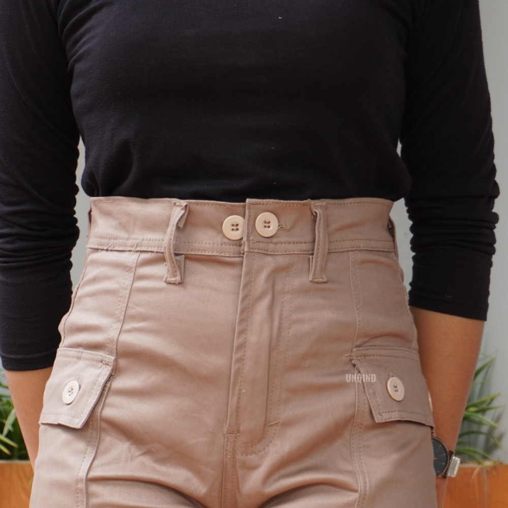 Highwaist Celana Cargo dengan desain yang keren dan ga bikin bosen kini hadir dengan tampilan yang lebih kekinian dengan model highwaist yang bikin kamu keliatan lebih jenjang dan tinggi