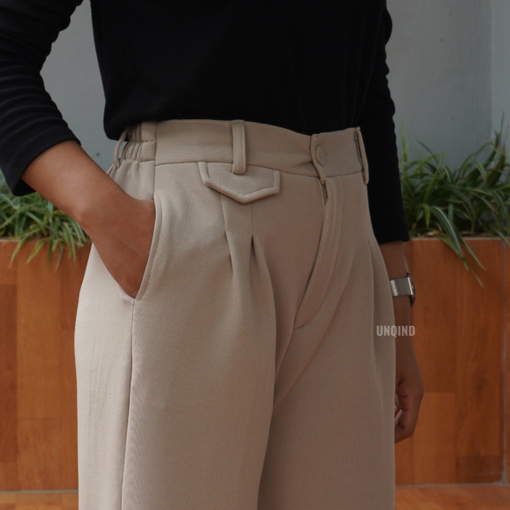 Kulot oro pants sangat multifungsi dan dapat dipakai dalam berbagai kesempatan. Cocok digunakan untuk bekerja, memberikan kesan profesional dan elegan. Tampil kasual saat hangout bersama teman-teman, dapat juga memberikan kesan korean look yang trendi dan stylish.