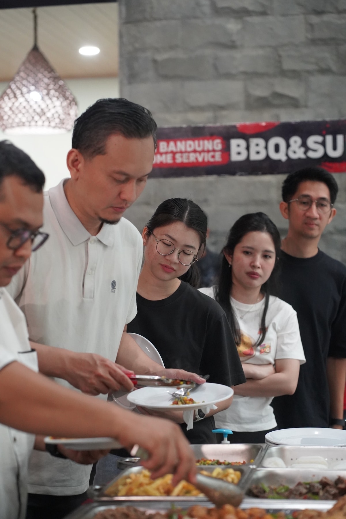 Chef kami live cooking langsung di Villa Florenz