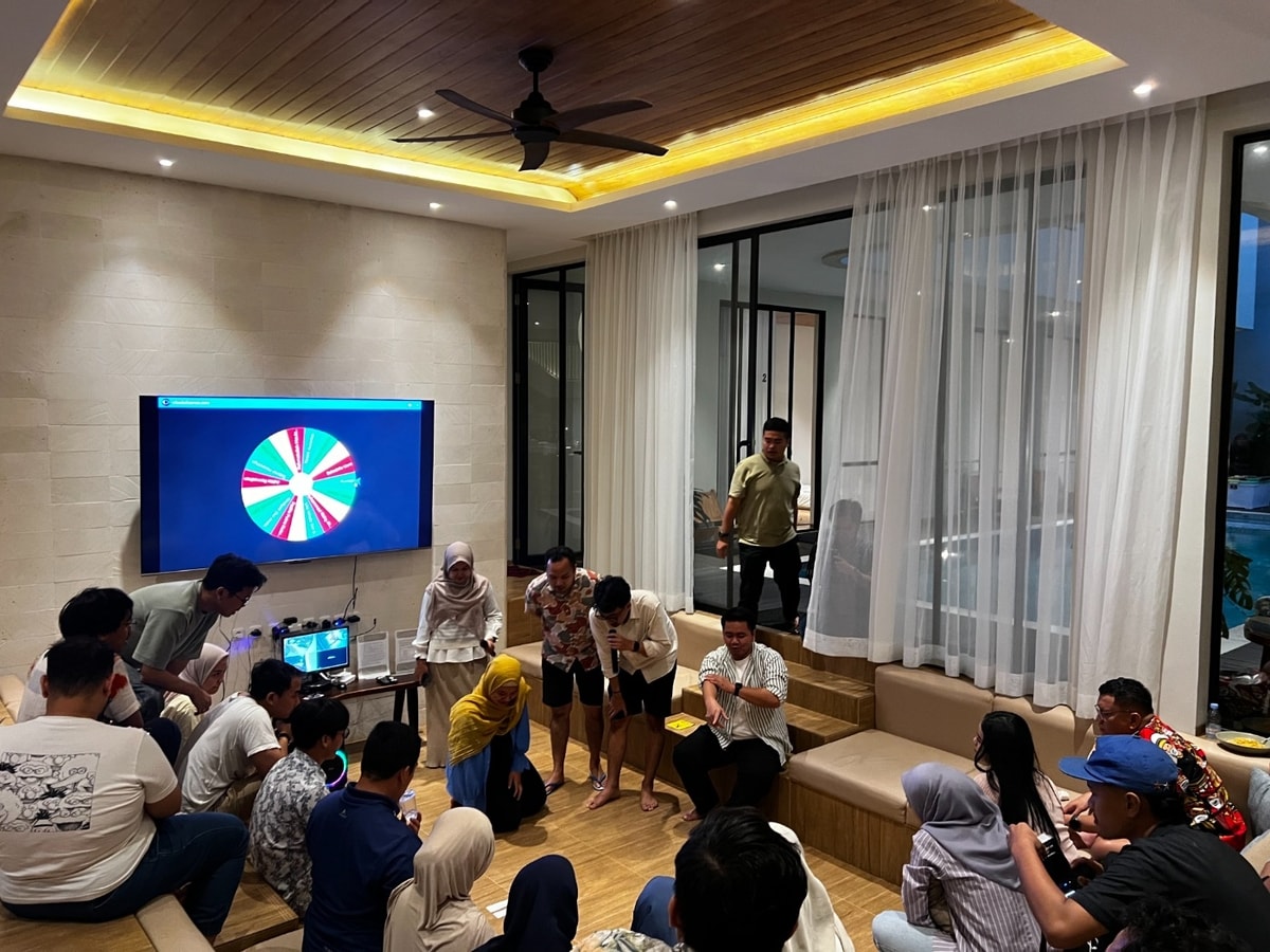 Area Tengah di Tengah Villa Maplewood yang bisa digunakan sebagai area kumpul