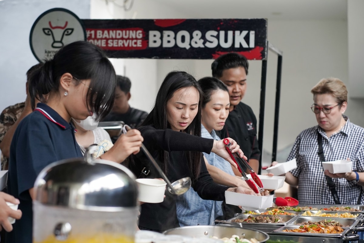 Menikmati momen kebersamaan dengan Catering Service BBQ dari Karnevor.id Bandung