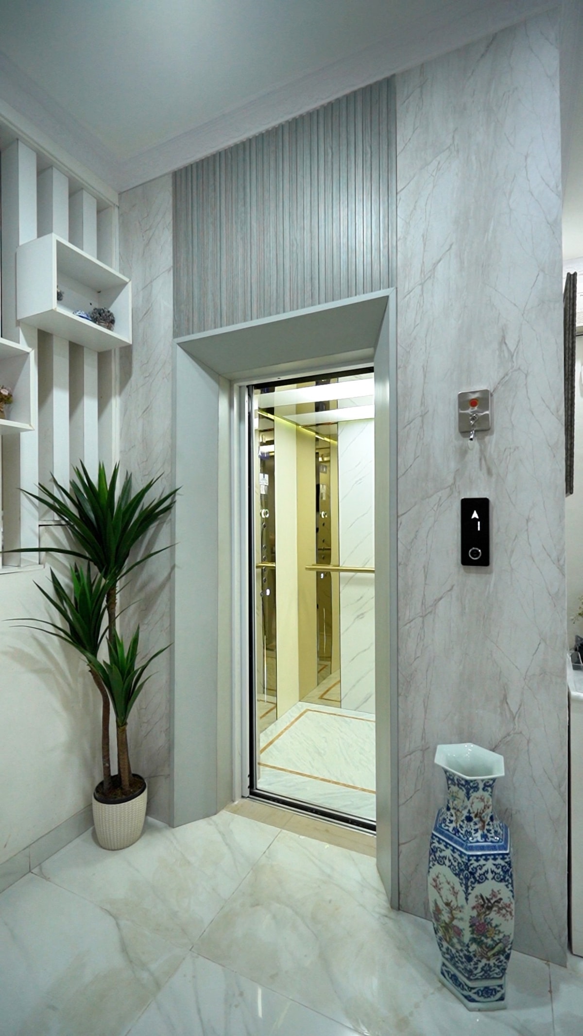 Lift 3 Lantai Interior Gold Mewah di Tubagus Angke