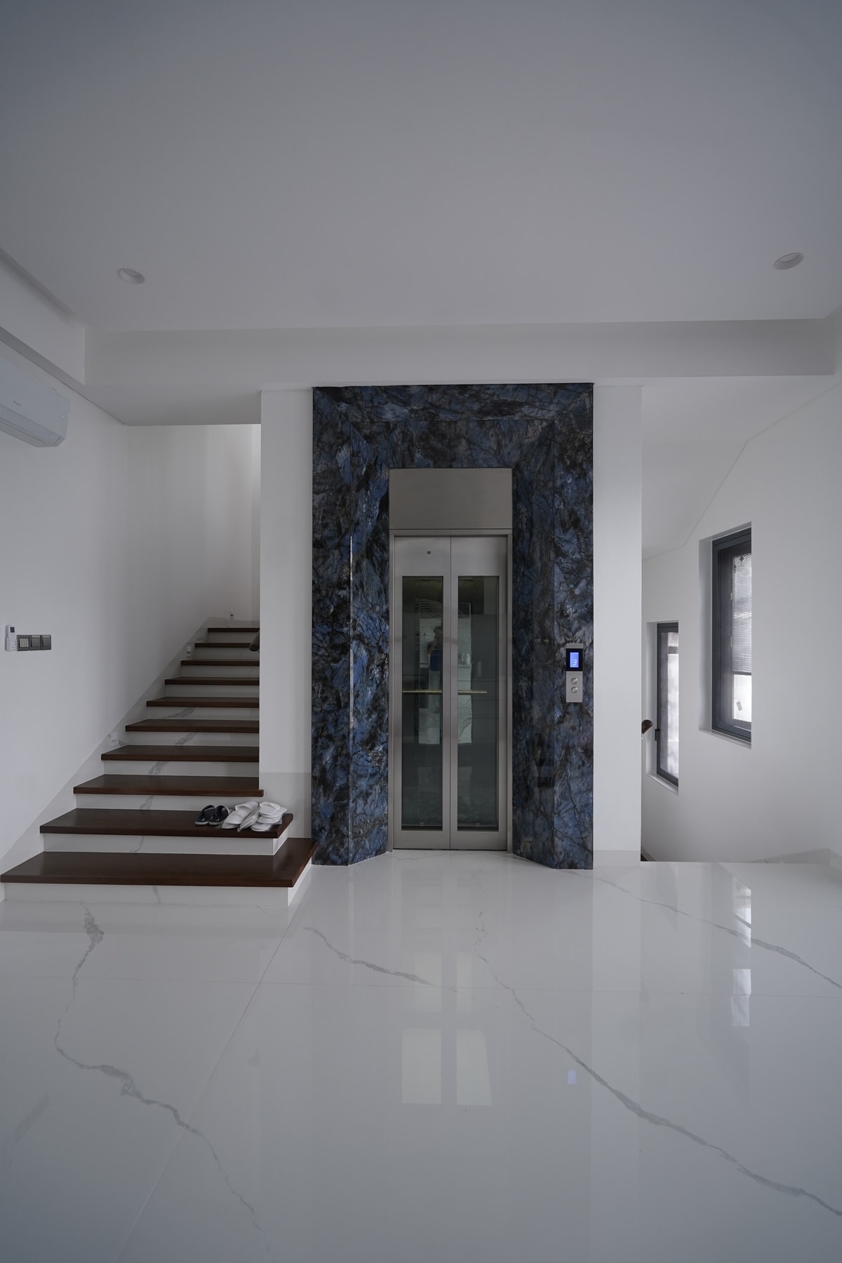 Lift Pintu Kaca 4 Lantai di Kramat Pela, Jakarta Selatan!