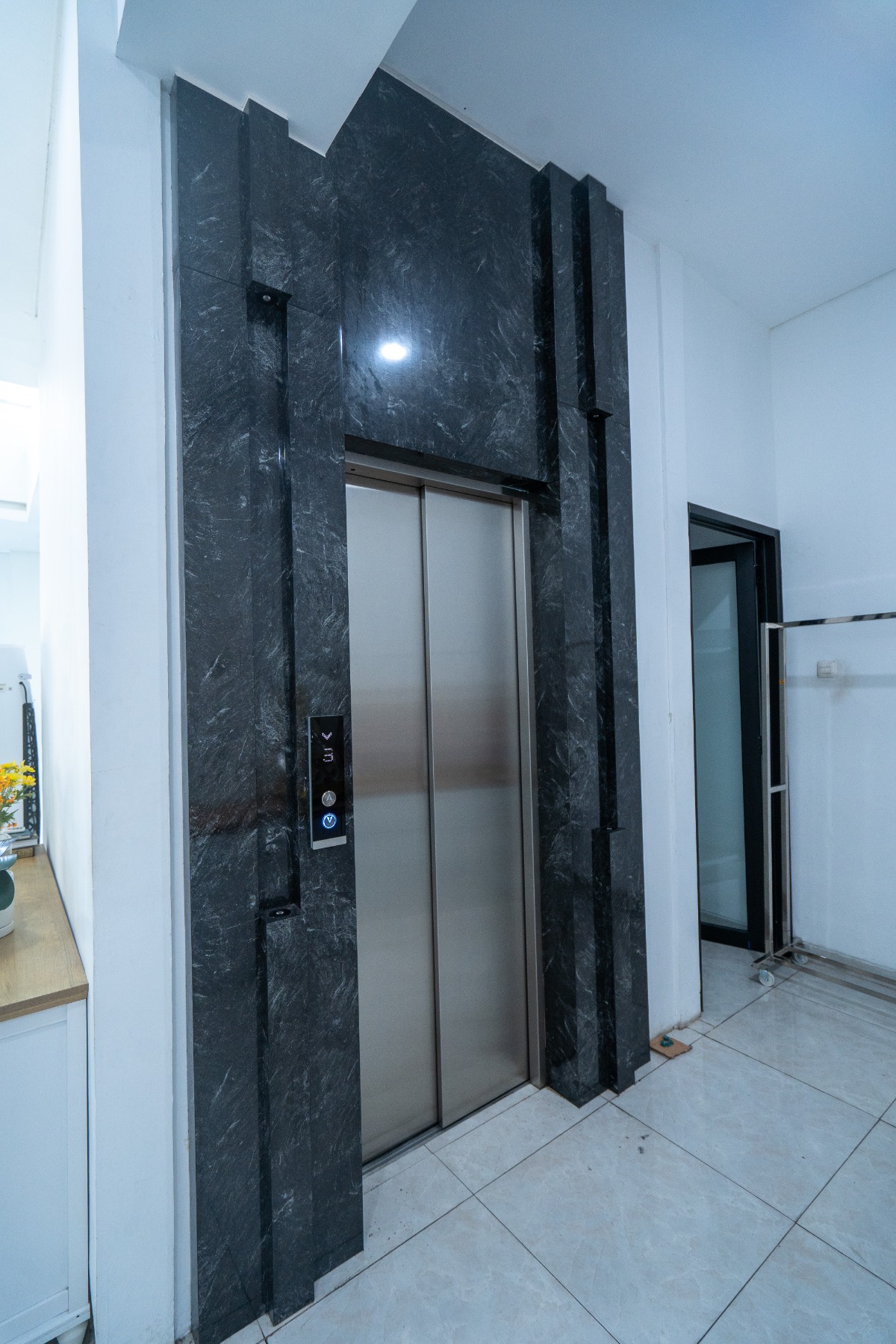 Lift 3 Lantai di Gedung Karasak Bandung!