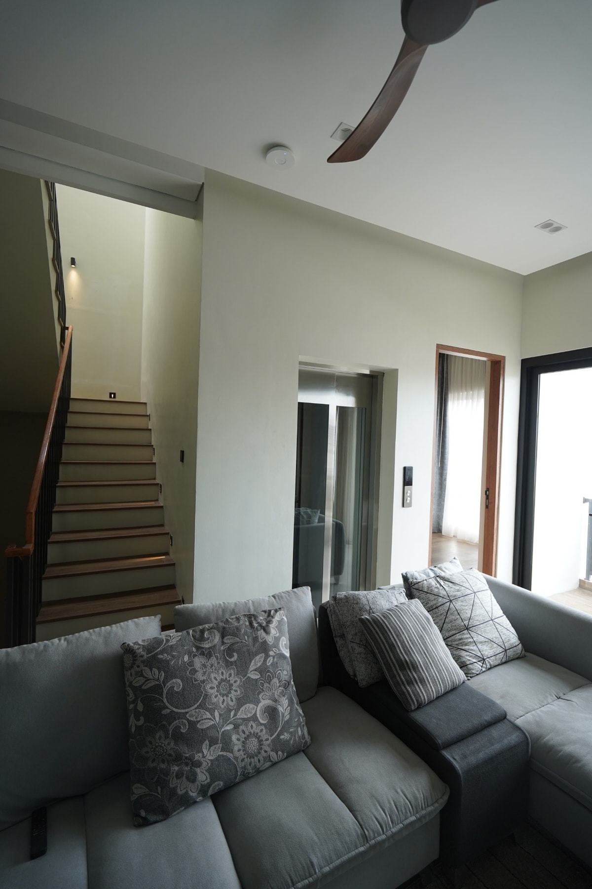 Pemasangan Lift Rumah 3 Lantai dengan Pintu Kaca, di Bona Permai, Lebak Bulus Jakarta Selatan