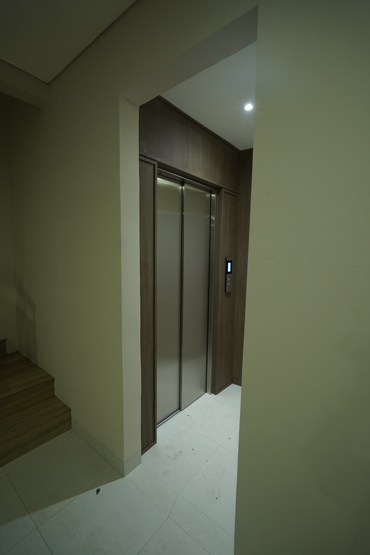 Lift 3 Lantai di Ruko Cordoba Golf Mediterania, PIK