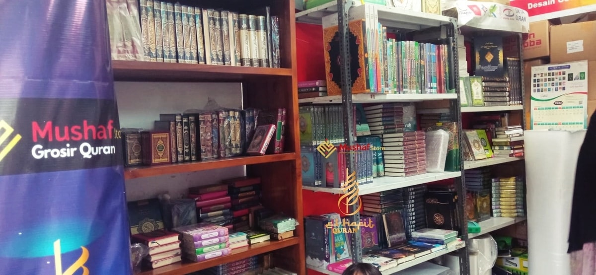 salah satu etalase  quran di mushafstore