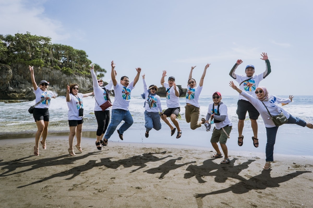 Keseruan Wisatawan di Pantai Madasari