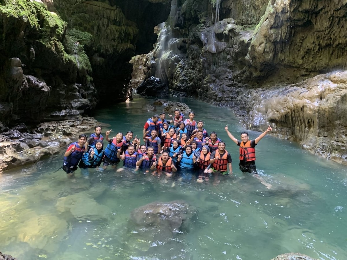 Keseruan Body Rafting di Green Canyon