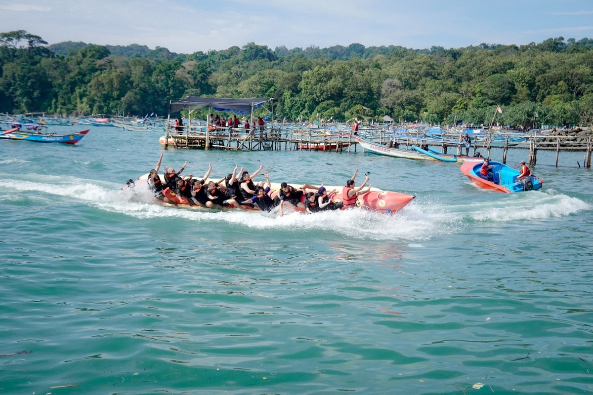 Memacu Adrenalin Dengan Bermain Banana Boat di Pantai Pangandaran