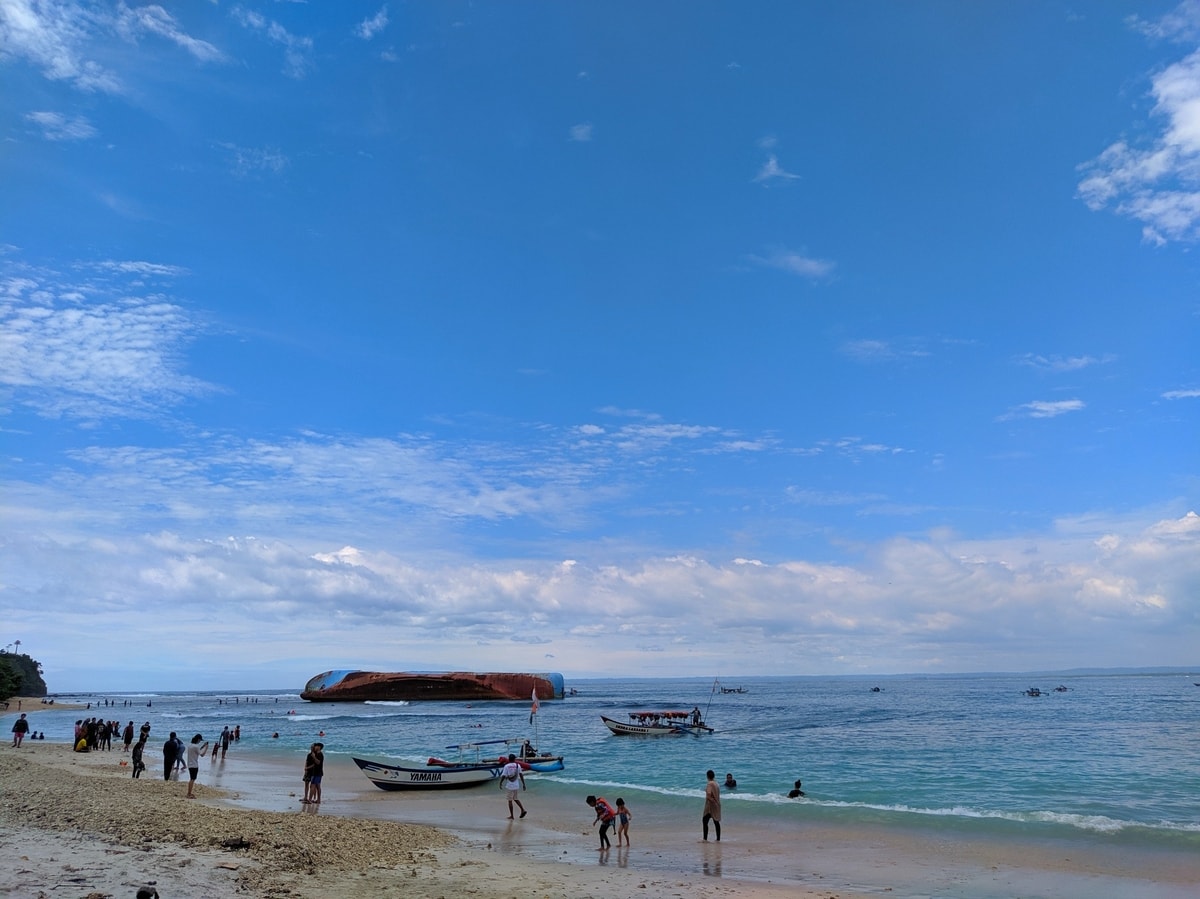 Berenang dan bersantai di pantai