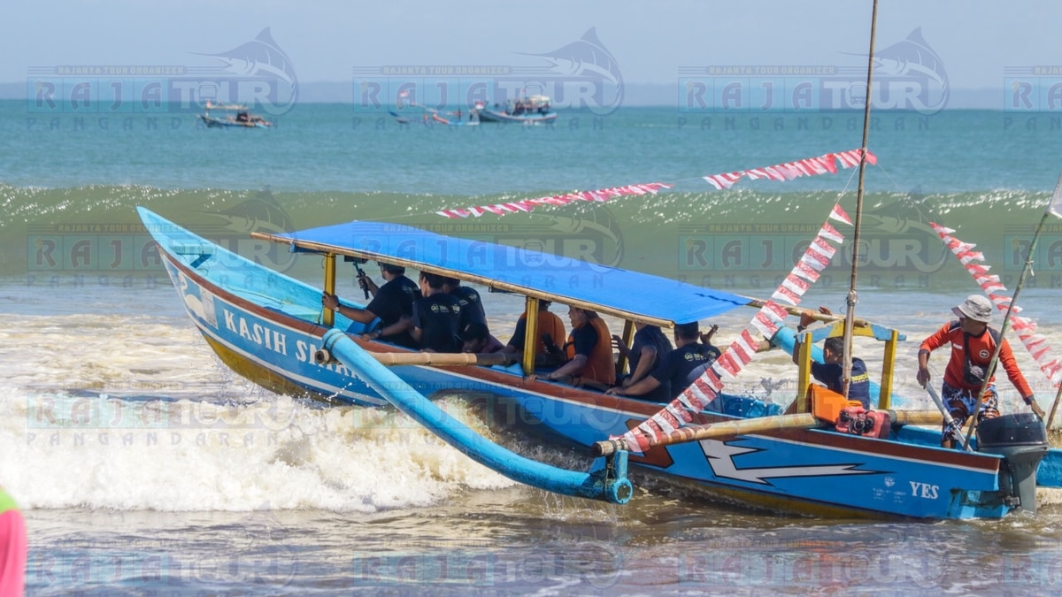 tur perahu dengan rute pantai pangandaran - pasir putih