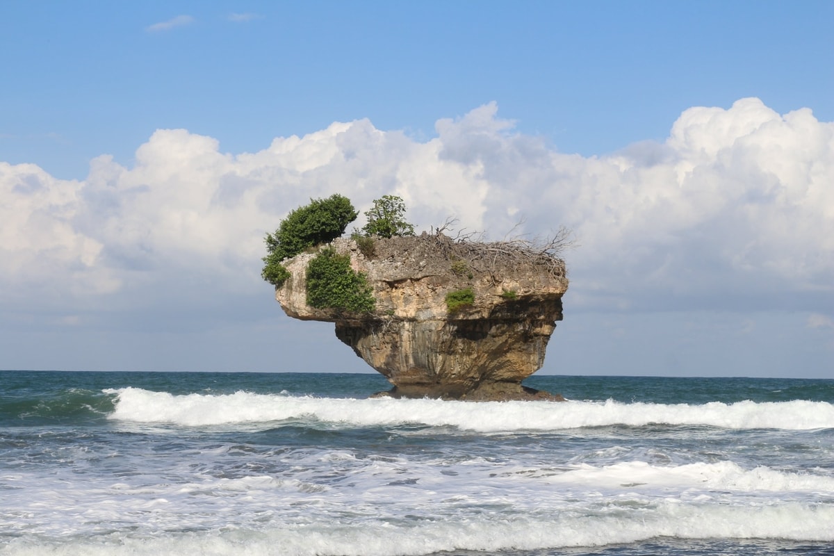 Wisata Keluarga Seru di Pantai Madasari