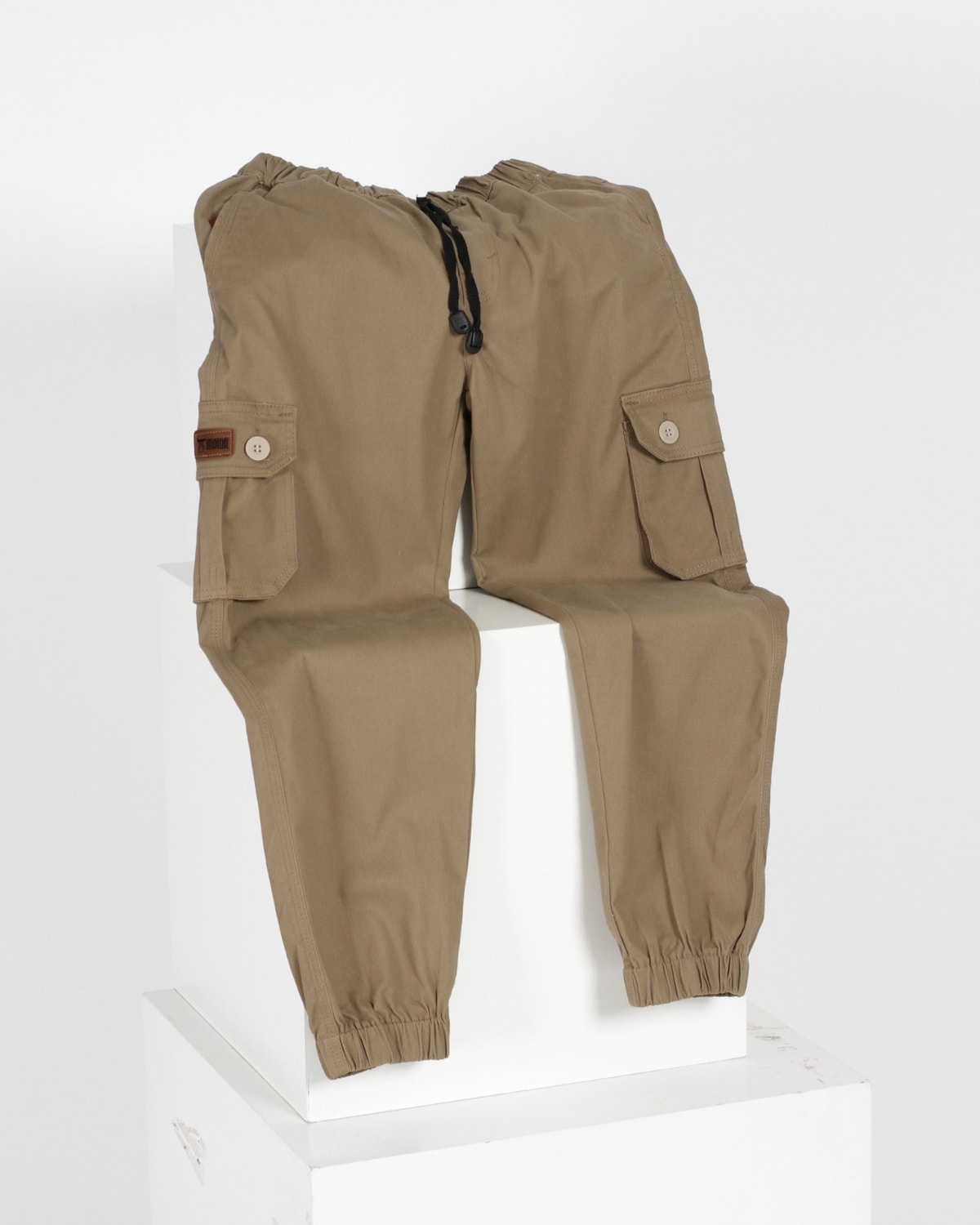 Dengan Material : twill premium  stretch
Sangat nyaman di gunakan, tidak panas, dan comfortable banget untuk digunakan sehari hari  .
Terdapat karet pada bagian pinggang , sehingga bisa disesuaikan besar kecilnya ukuran pinggang.