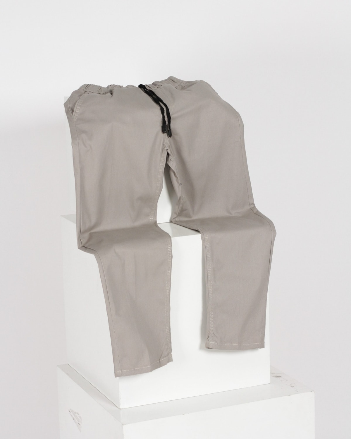 Dengan Material : twill premium  stretch
Sangat nyaman di gunakan, tidak panas, dan comfortable banget untuk digunakan sehari hari  .
Terdapat karet pada bagian pinggang , sehingga bisa disesuaikan besar kecilnya ukuran pinggang.