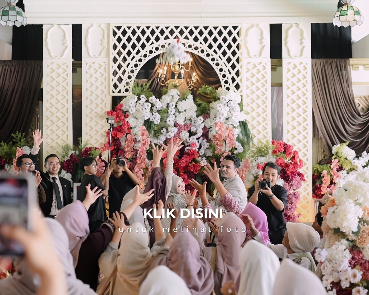 *Klik pada tulisan "KLIK DISINI" yang terdapat dalam foto, anda akan masuk kedalam blog yang berisi foto yang sama seperti di dalam link google drive..

Foto di dalam blog akan kami simpan selama-lamanya tetapi telah kami resize dengan ukuran kualitas foto yang lebih kecil.. kami sarankan setelah google drive terhapus silahkan masuk ke dalam blog agar dapat mengakses seluruh foto.