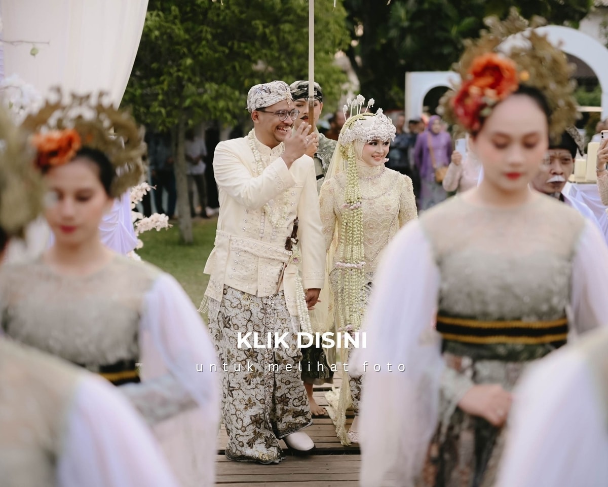 *Klik pada tulisan "KLIK DISINI" yang terdapat dalam foto, anda akan masuk kedalam blog yang berisi foto yang sama seperti di dalam link google drive..

Foto di dalam blog akan kami simpan selama-lamanya tetapi telah kami resize dengan ukuran kualitas foto yang lebih kecil.. kami sarankan setelah google drive terhapus silahkan masuk ke dalam blog agar dapat mengakses seluruh foto.
