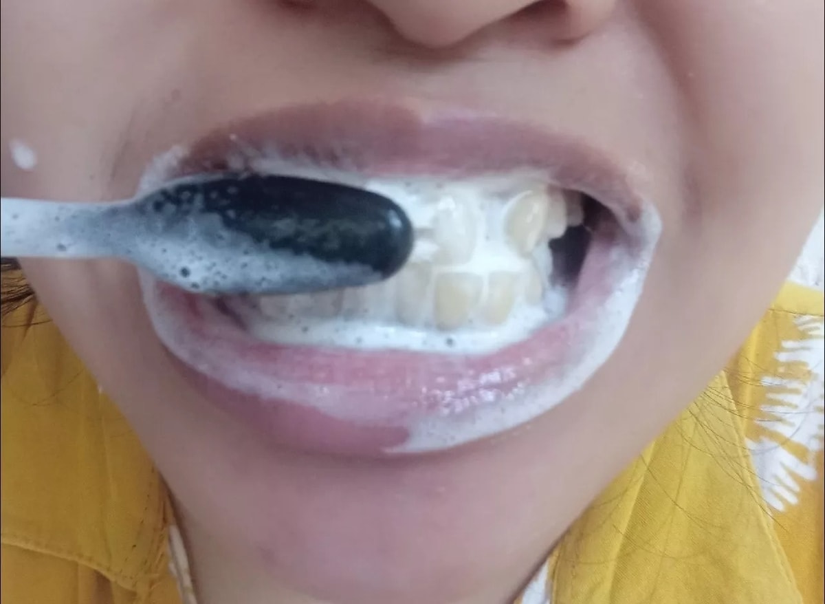 Barang asli,kemasan rapi..juga gratis sikat gigi...sikat giginya bagus...
 Saya sudah coba,dan gigi saya mulai putih sedikit demi sedikit...saya sangat suka,karna bisa membersihkan karang gigi...senang belanja disini.TERIMAH KASIH🙏