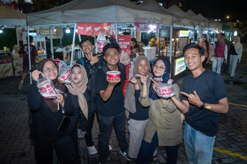 Jualan di Depan Bank Mandiri Solo