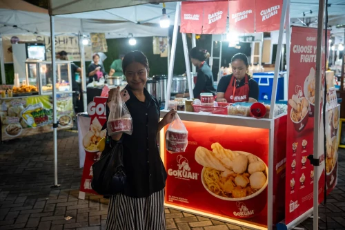 Jualan di Depan Bank BRI Solo