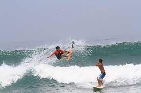 BELAJAR SURFING DI PANTAI PANGANDARAN