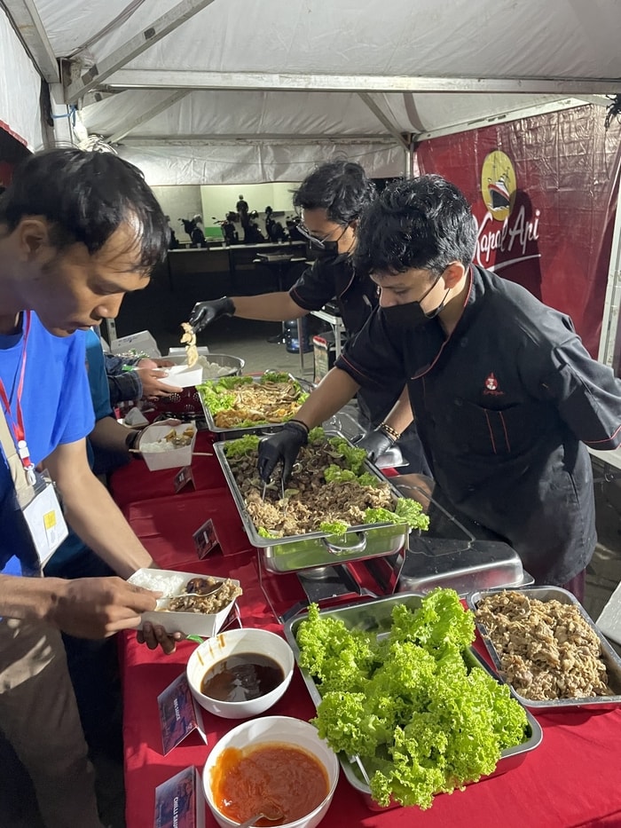Penyajian makanan catering bbq & suki karnevor