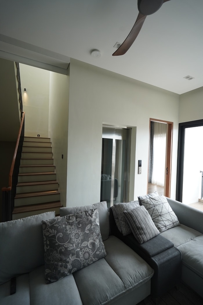 Pemasangan Lift Rumah 3 Lantai dengan Pintu Kaca, di Bona Permai, Lebak Bulus Jakarta Selatan