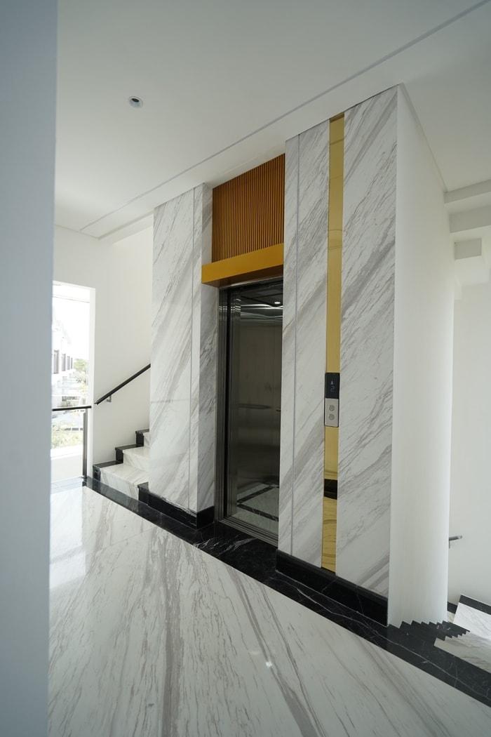 Lift Rumah Dengan Pintu Kaca yang Aman dan Nyaman di Mozart Signature, PIK 2 !
