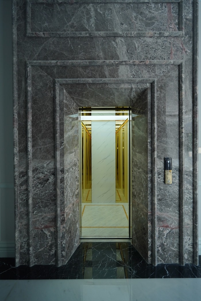 Lift 4 Lantai Mewah Bernuansa Emas, Dharmawangsa Jakarta